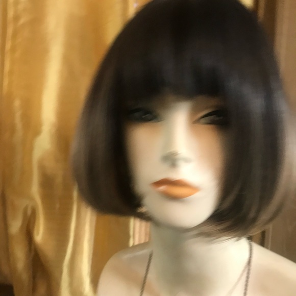 Synthetic Brown w/ highlights wig in a Bob style - Picture 3 of 4